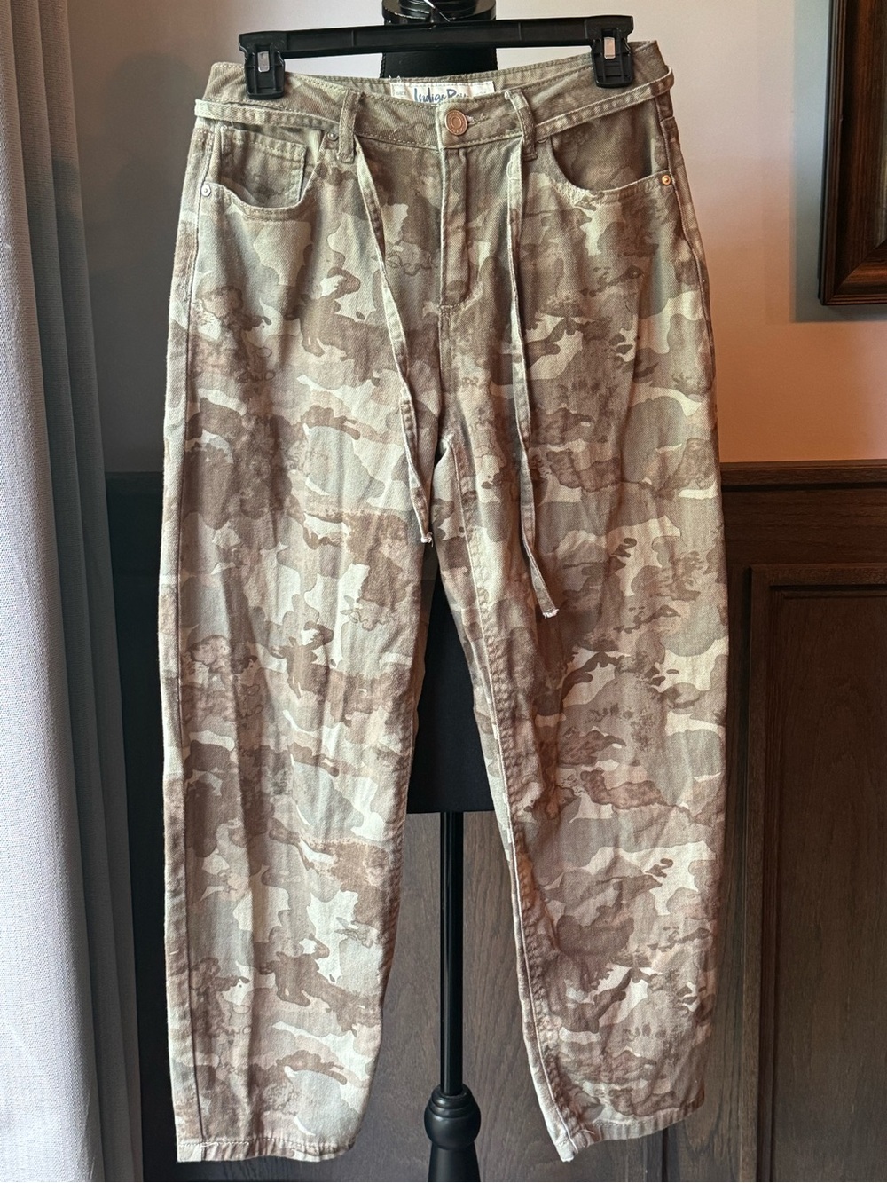 Indigo Rein Beige Camo Cargo Pants Sz 25”x27.5”
